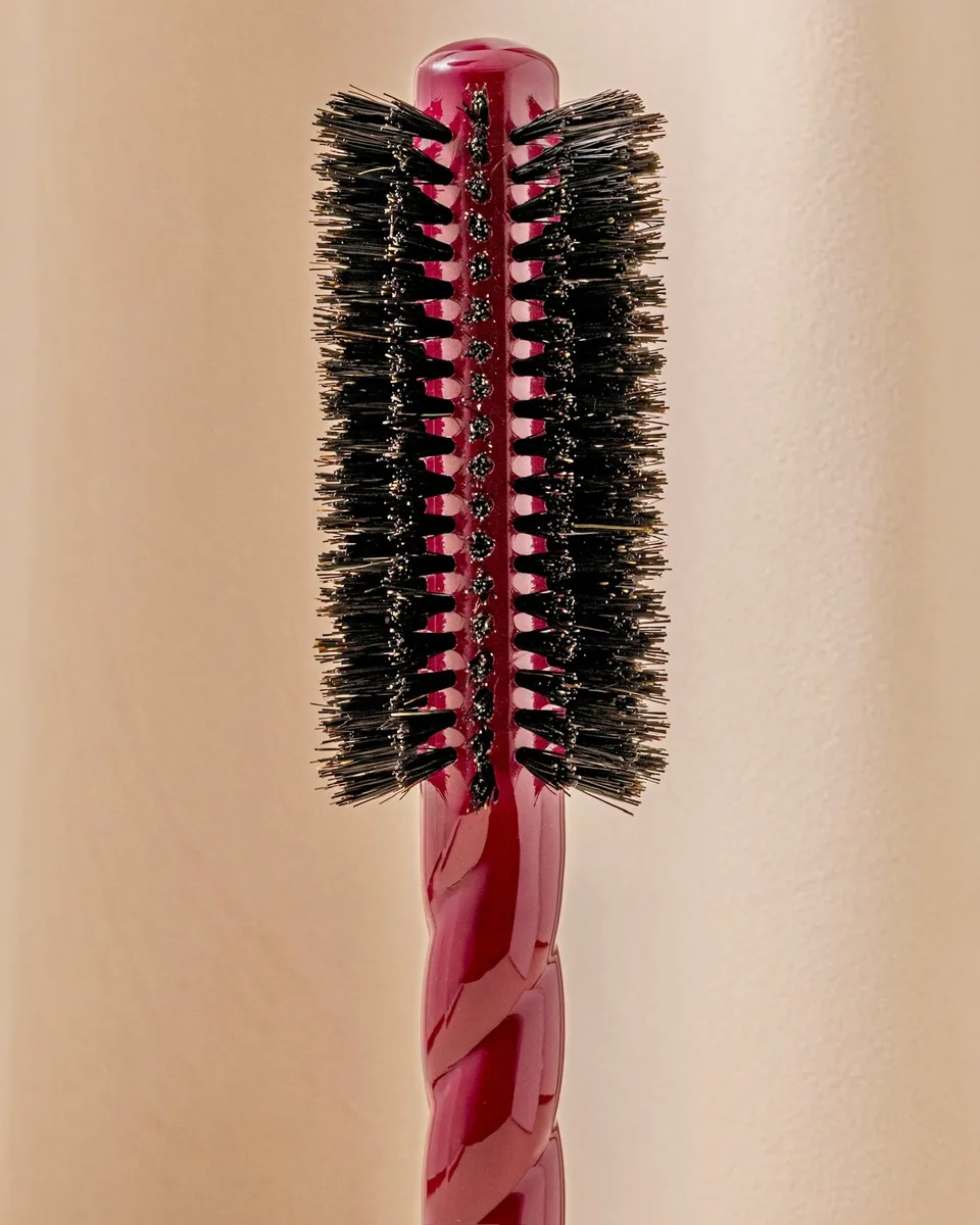la-bonne-brosse-n-05-brosse-ronde-brushing-volume-style-cherry-red-fibres-k-rati image 1