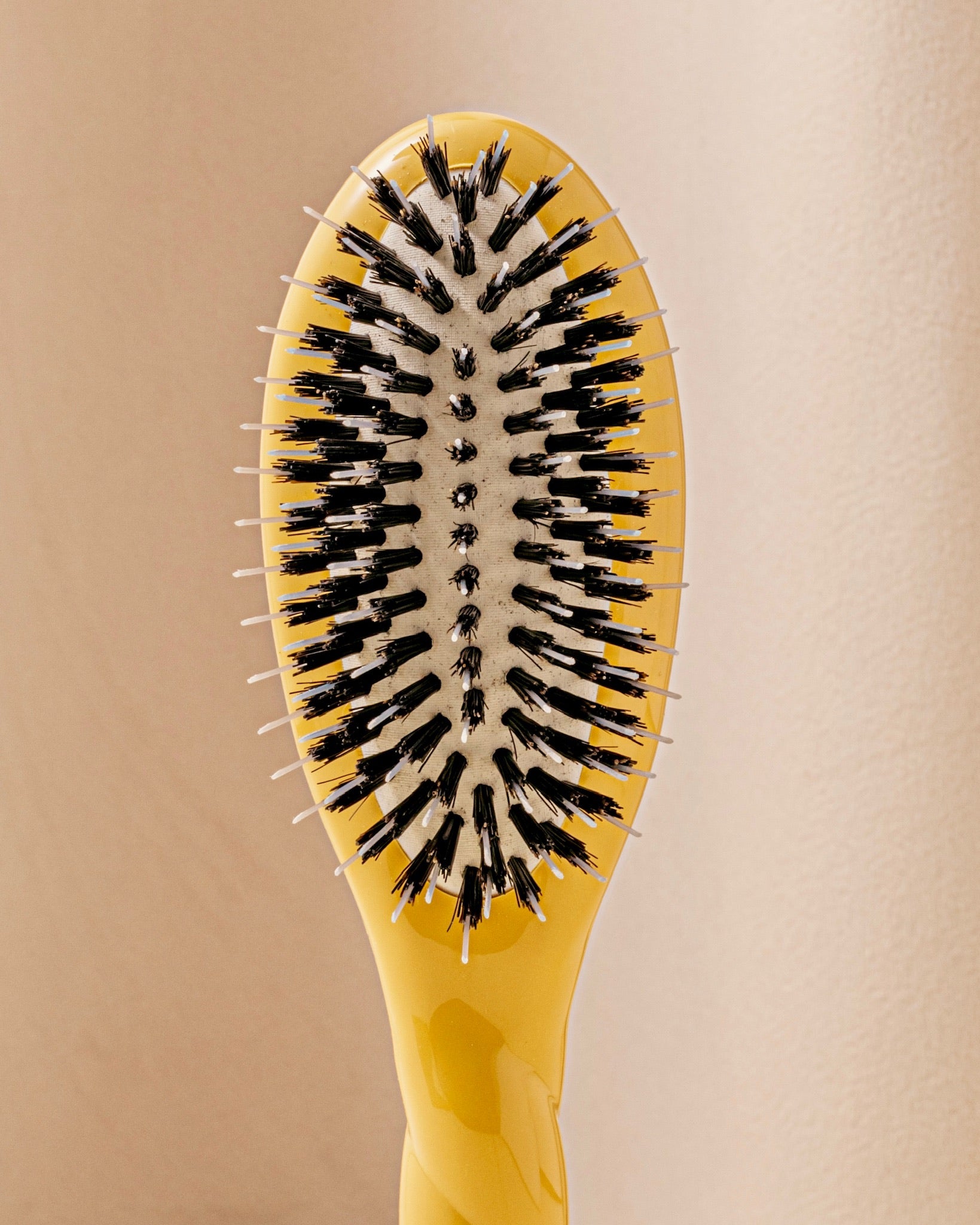 la-bonne-brosse-n-02-la-petite-brosse-d-m-lante-soin-l-indispensable-jaune-safra image 3