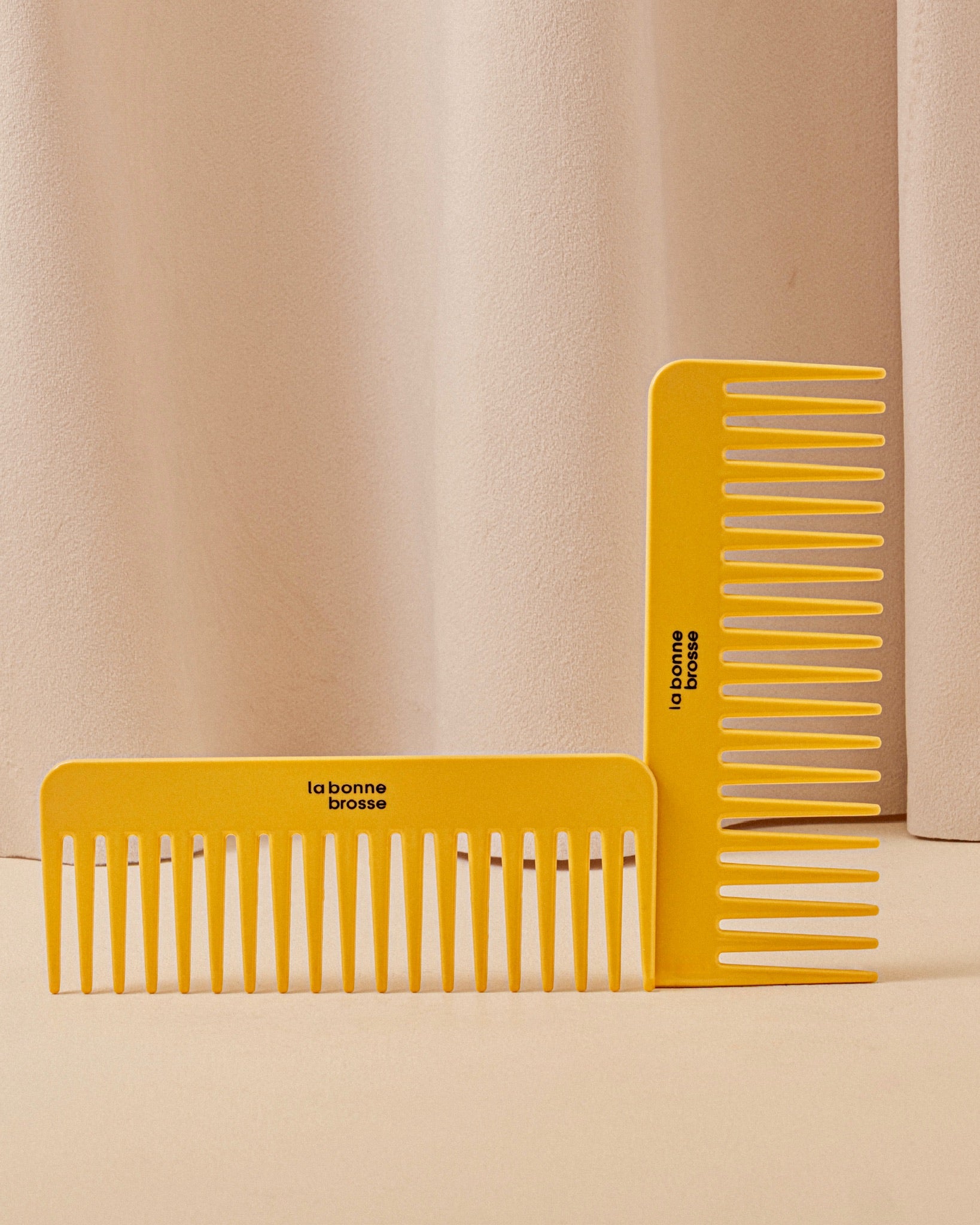 la-bonne-brosse-le-peigne-large-d-m-lant-en-ac-tate-jaune-safran image 1