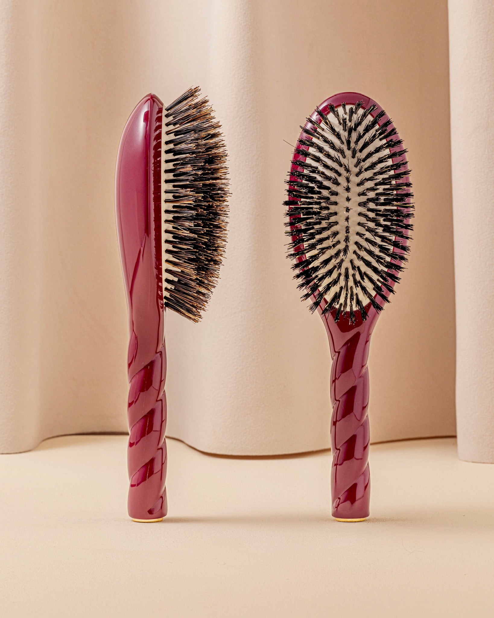 la-bonne-brosse-n-01-la-brosse-brillance-soin-l-universelle-rouge-cerise image 1