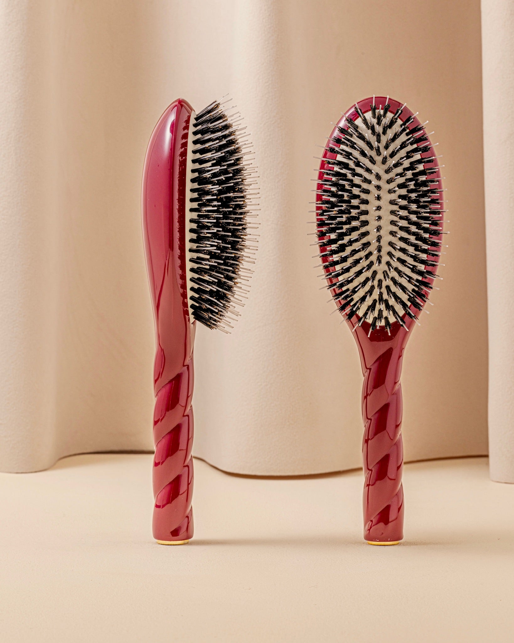 la-bonne-brosse-n-02-la-brosse-d-m-lante-soin-l-indispensable-rouge-cerise-grand image 1