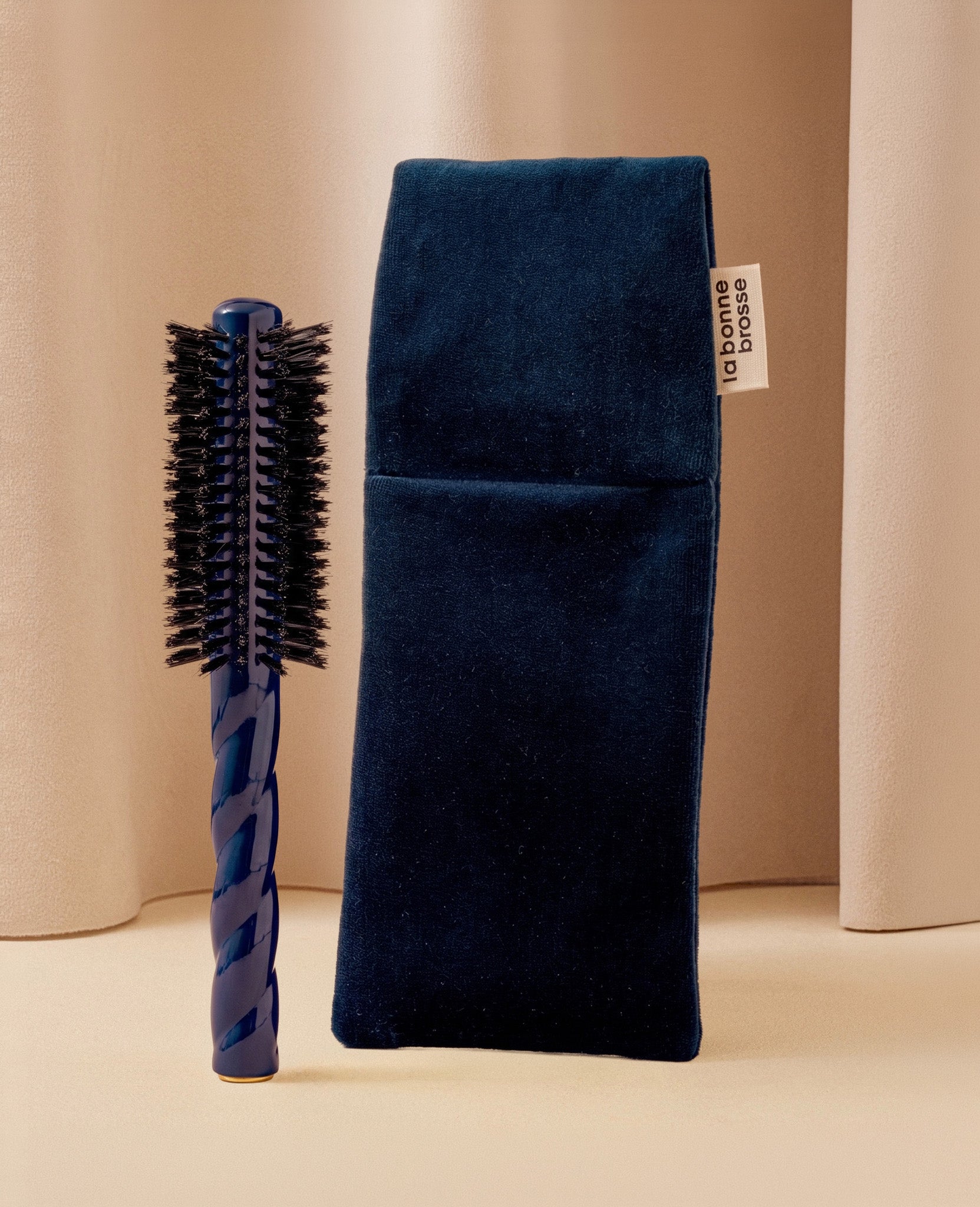 la-bonne-brosse-pochette-brosse-ronde-bleu-myrtille image 1