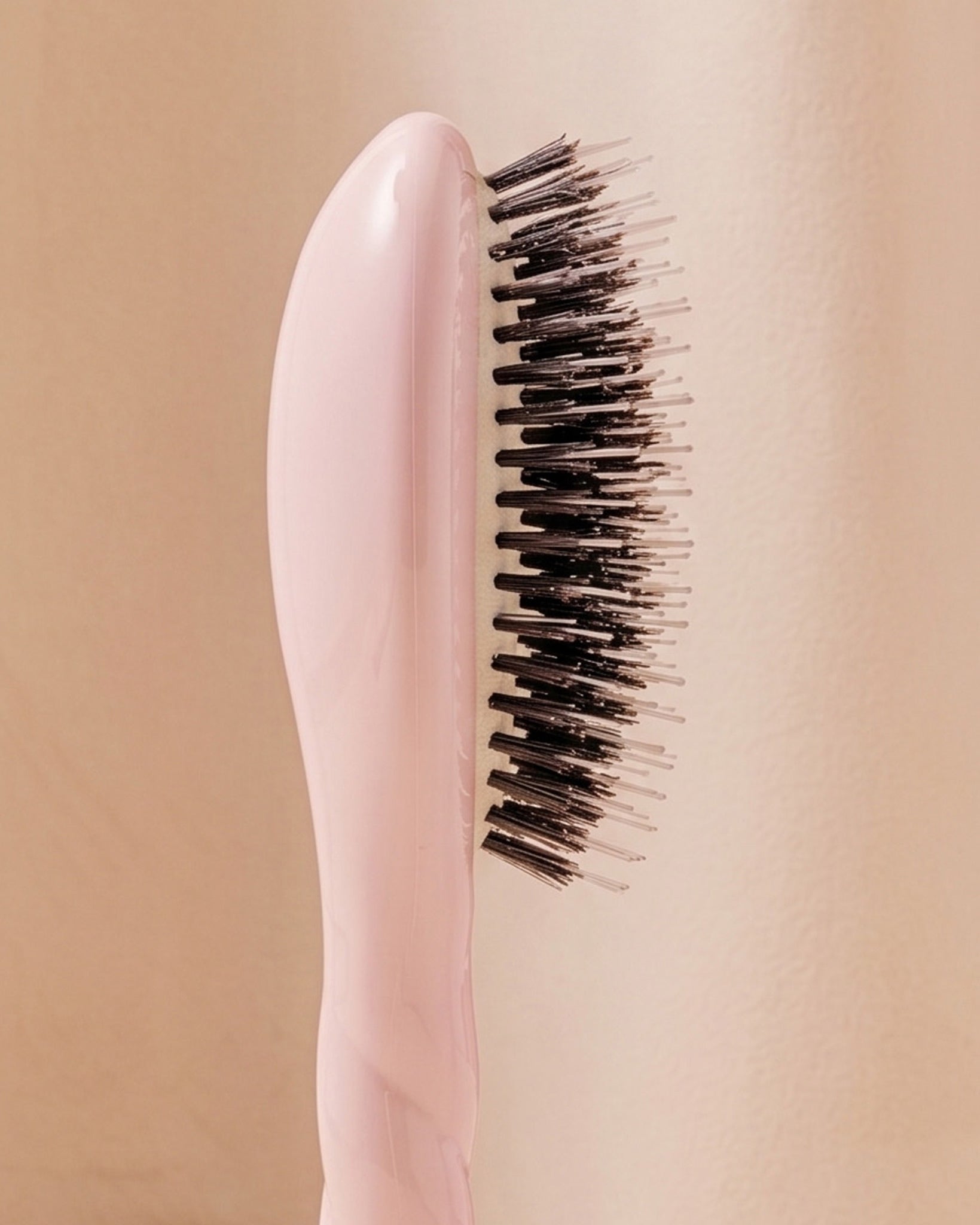 la-bonne-brosse-n-02-la-petite-brosse-d-m-lante-soin-l-indispensable-rose-lilas image 2