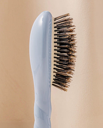 la-bonne-brosse-n-01-la-petite-brosse-brillance-soin-l-universelle-bleu-ciel image 4