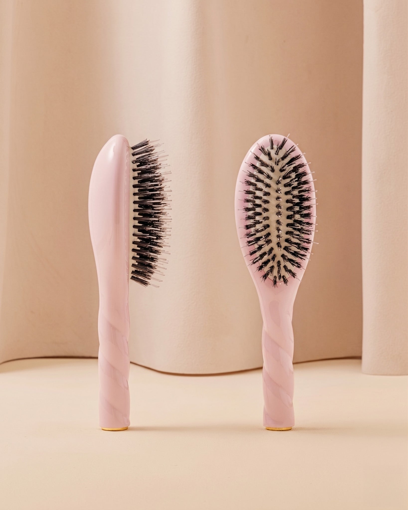 la-bonne-brosse-n-02-la-petite-brosse-d-m-lante-soin-l-indispensable-rose-lilas image 1