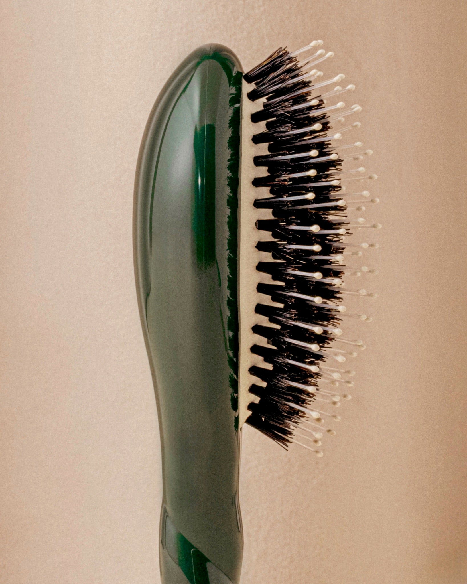 la-bonne-brosse-n-03-la-petite-brosse-cuir-chevelu-sensible-l-indispensable-douc-3 image 3