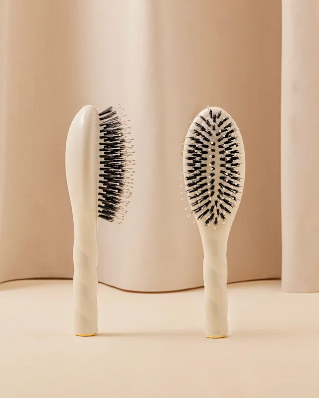 la-bonne-brosse-n-03-la-petite-brosse-cuir-chevelu-sensible-blanc-cr-me-indispen image 1
