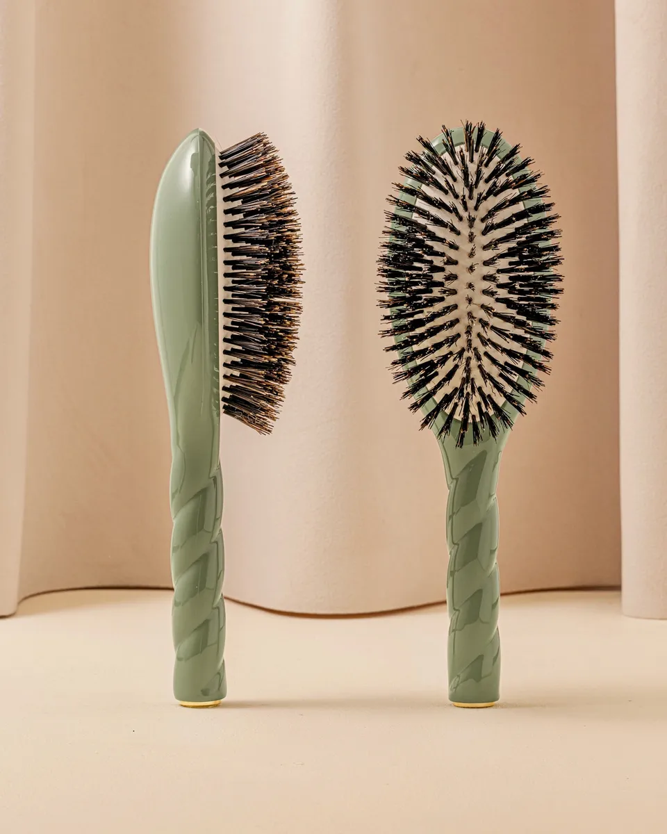 la-bonne-brosse-n-01-la-brosse-brillance-soin-l-universelle-vert-amande image 1