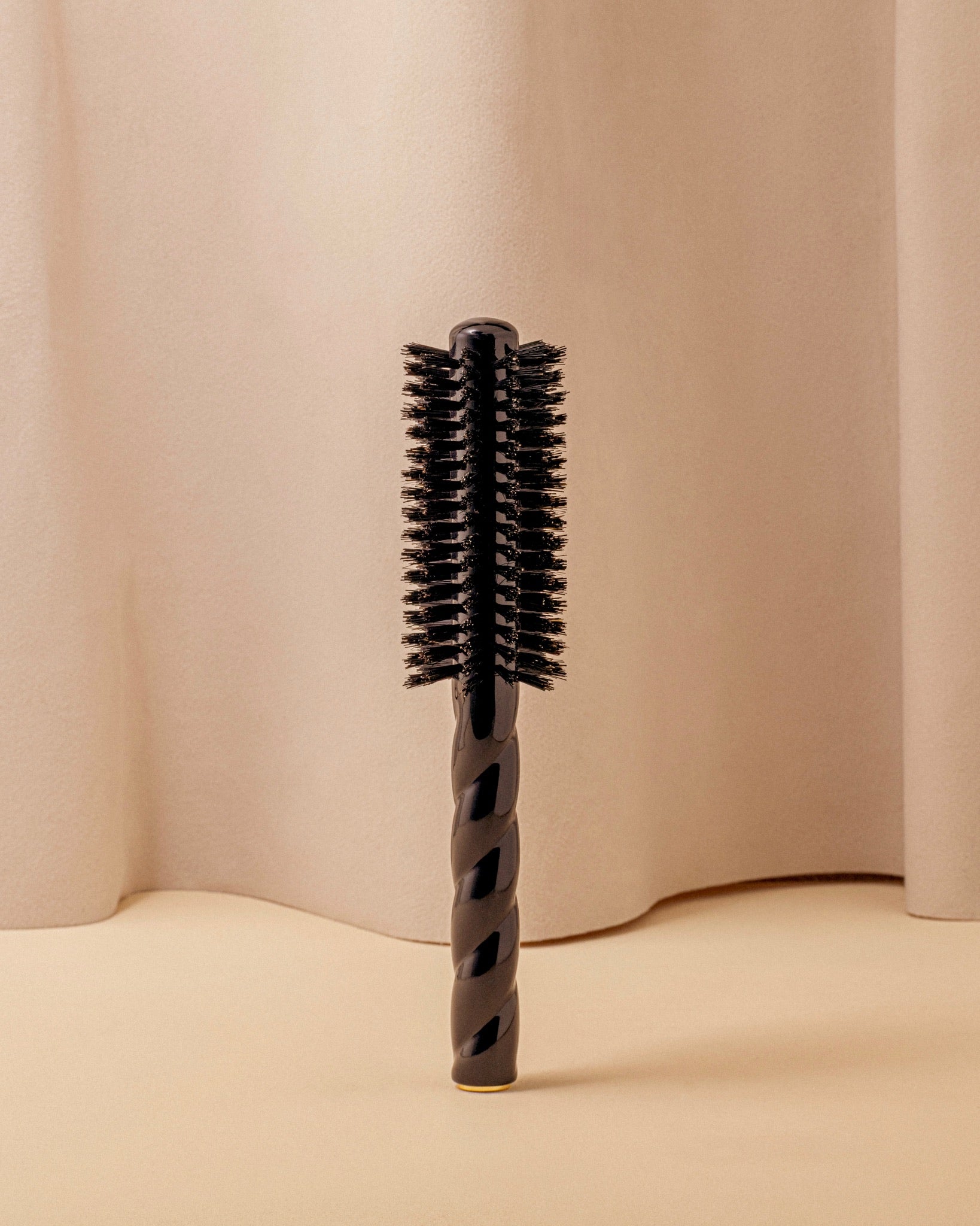 la-bonne-brosse-n-05-la-brosse-ronde-brushing-volume-style-noir-dition-black image 2