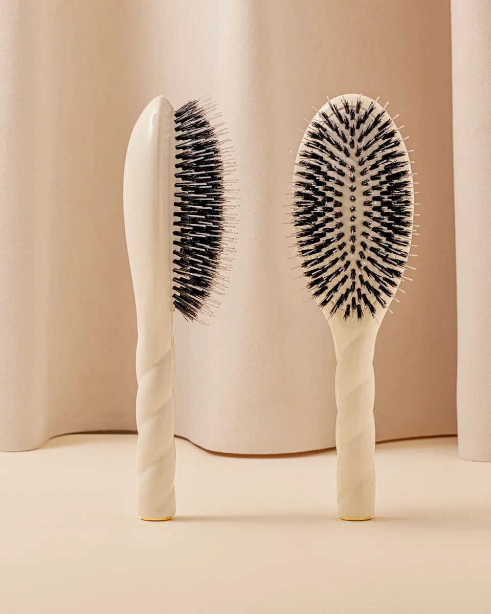 la-bonne-brosse-n-02-la-brosse-d-m-lante-soin-l-indispensable-blanc-cr-me-21-cm image 1