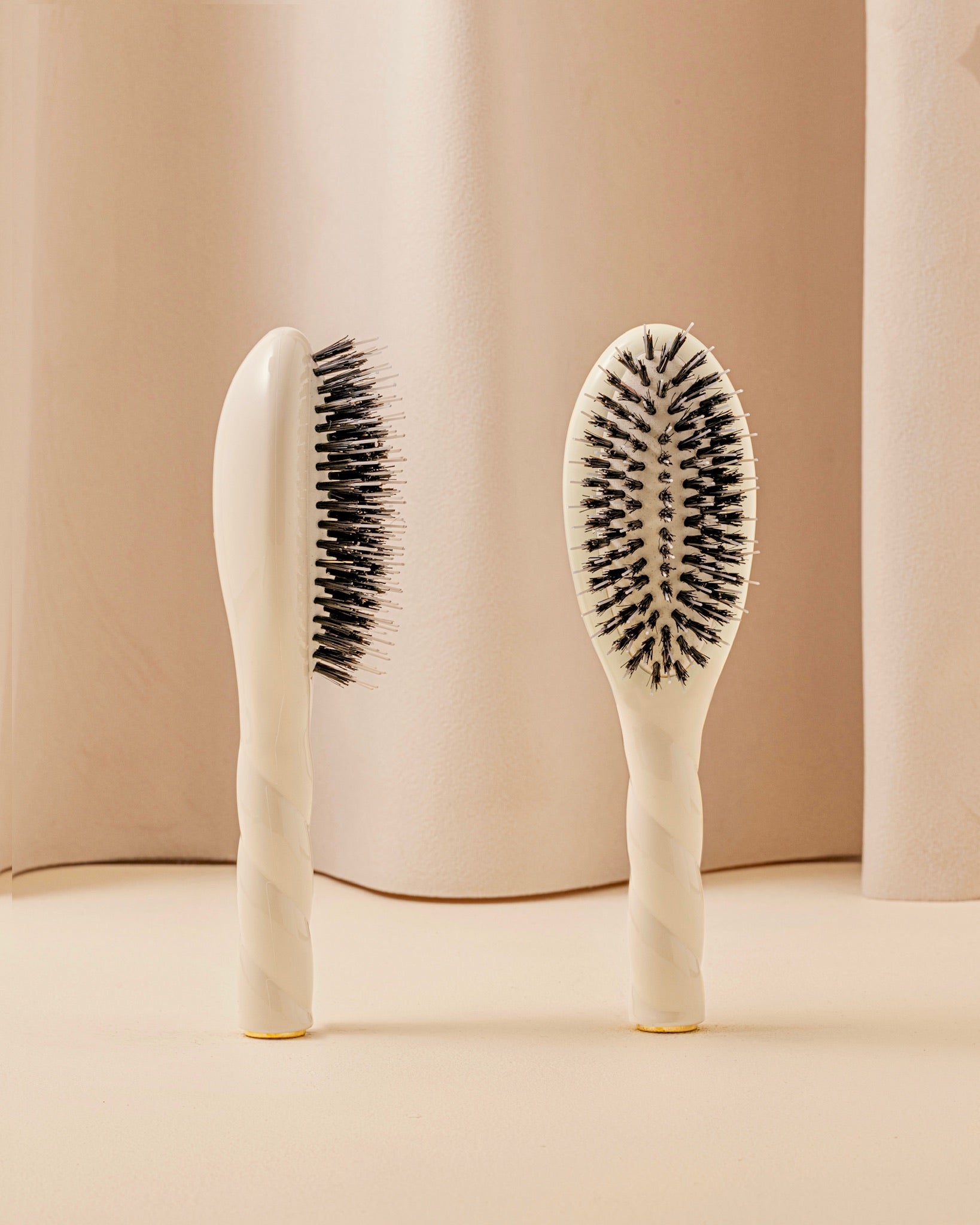 la-bonne-brosse-n-02-la-petite-brosse-d-m-lante-soin-l-indispensable-blanc-cr-me image 1