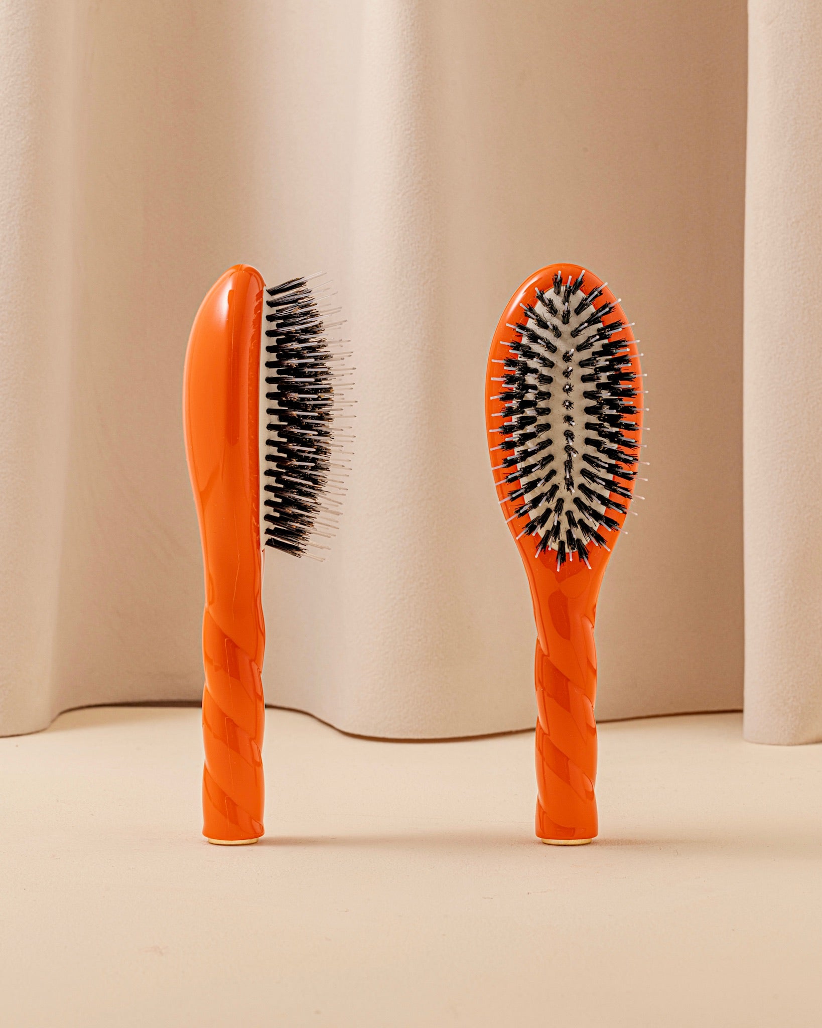 la-bonne-brosse-n-02-la-petite-brosse-d-m-lante-soin-l-indispensable-orange-seve image 1