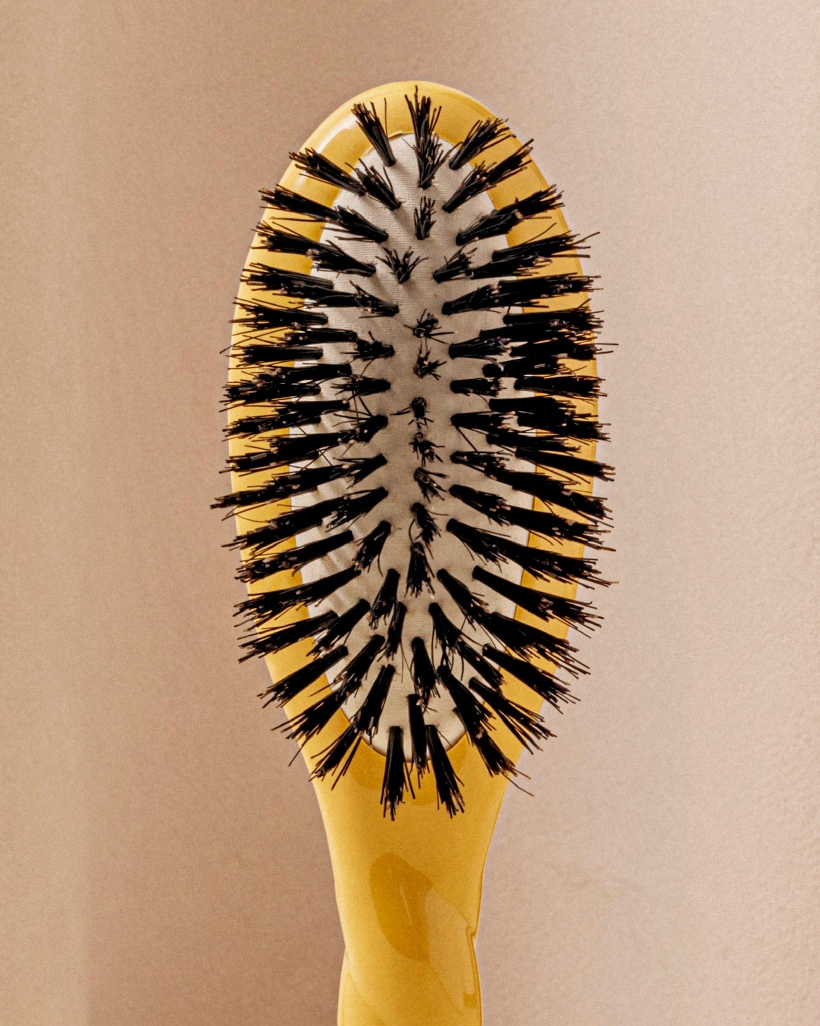 la-bonne-brosse-n-01-la-petite-brosse-brillance-soin-l-universelle-jaune-safran image 4