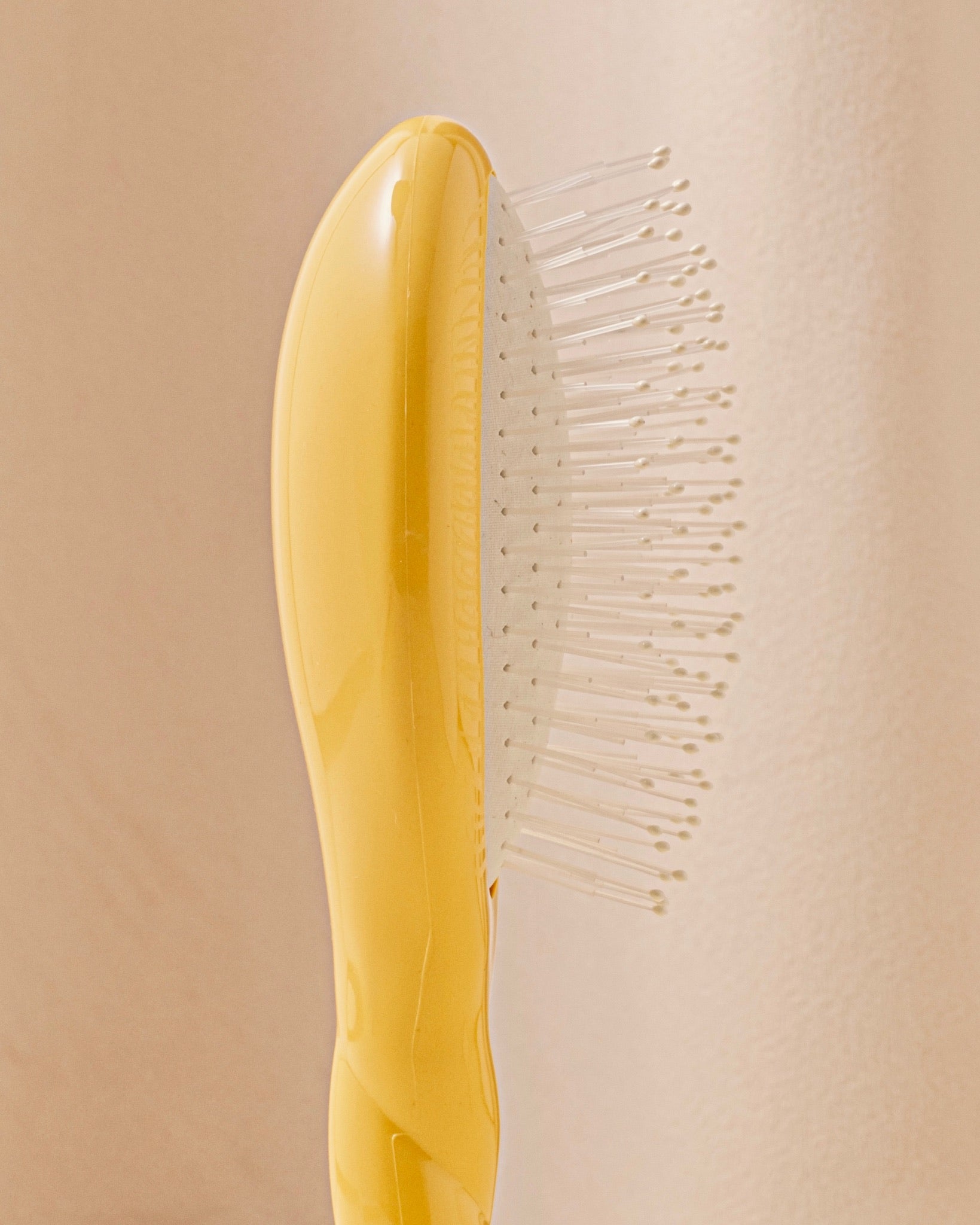 la-bonne-brosse-n-04-la-petite-brosse-d-m-lante-massante-la-miracle-jaune-safran image 3