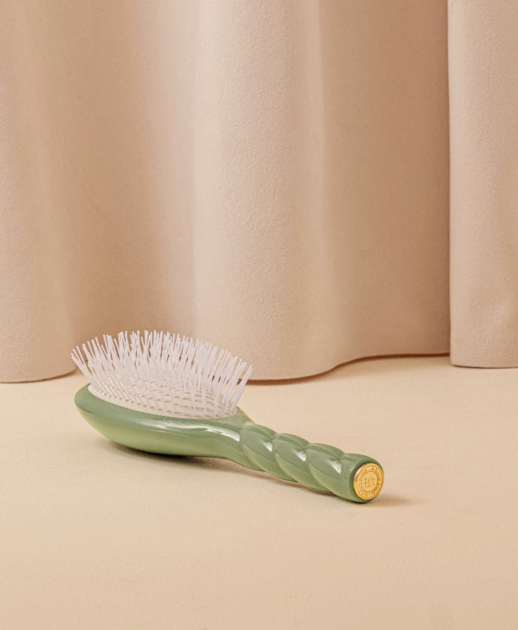 la-bonne-brosse-n-07-l-intense-grande-brosse-d-m-lante-stimulante-vert-amande image 4