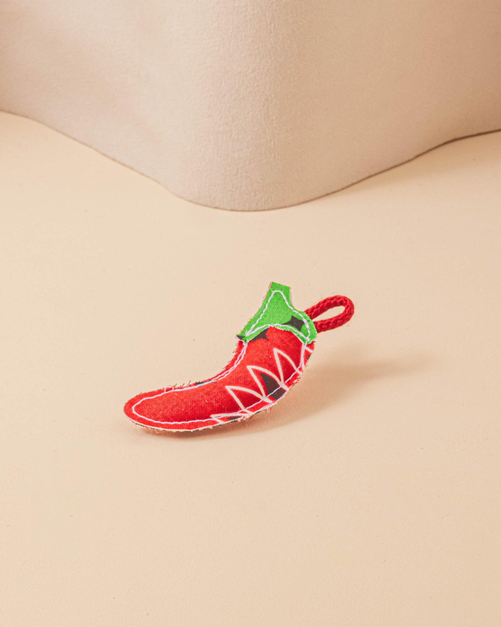 la-bonne-brosse-x-call-it-by-your-name-chili-pepper-charms-accessoire-micro-brus image 1
