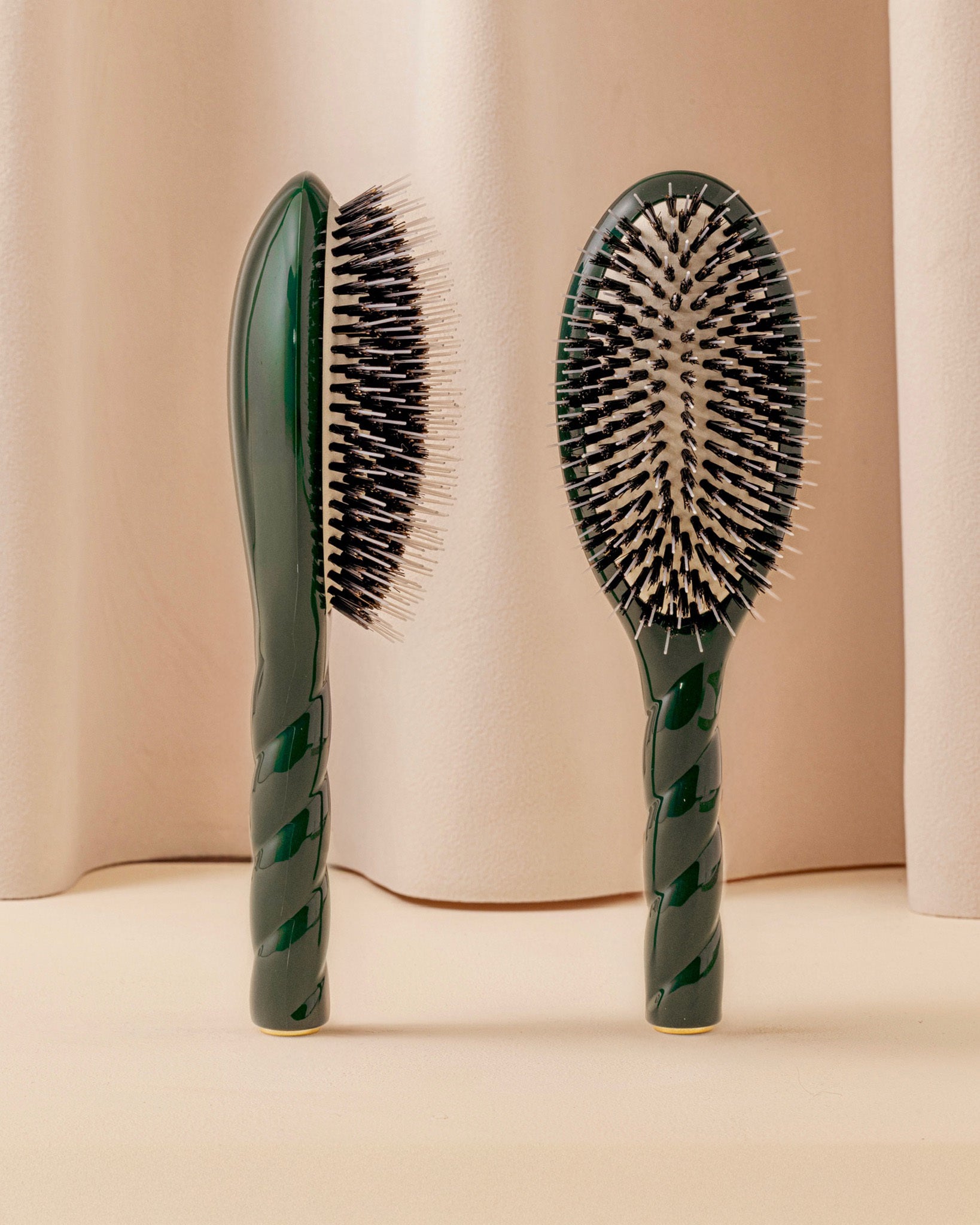 la-bonne-brosse-n-02-la-brosse-d-m-lante-soin-l-indispensable-vert-emeraude image 1
