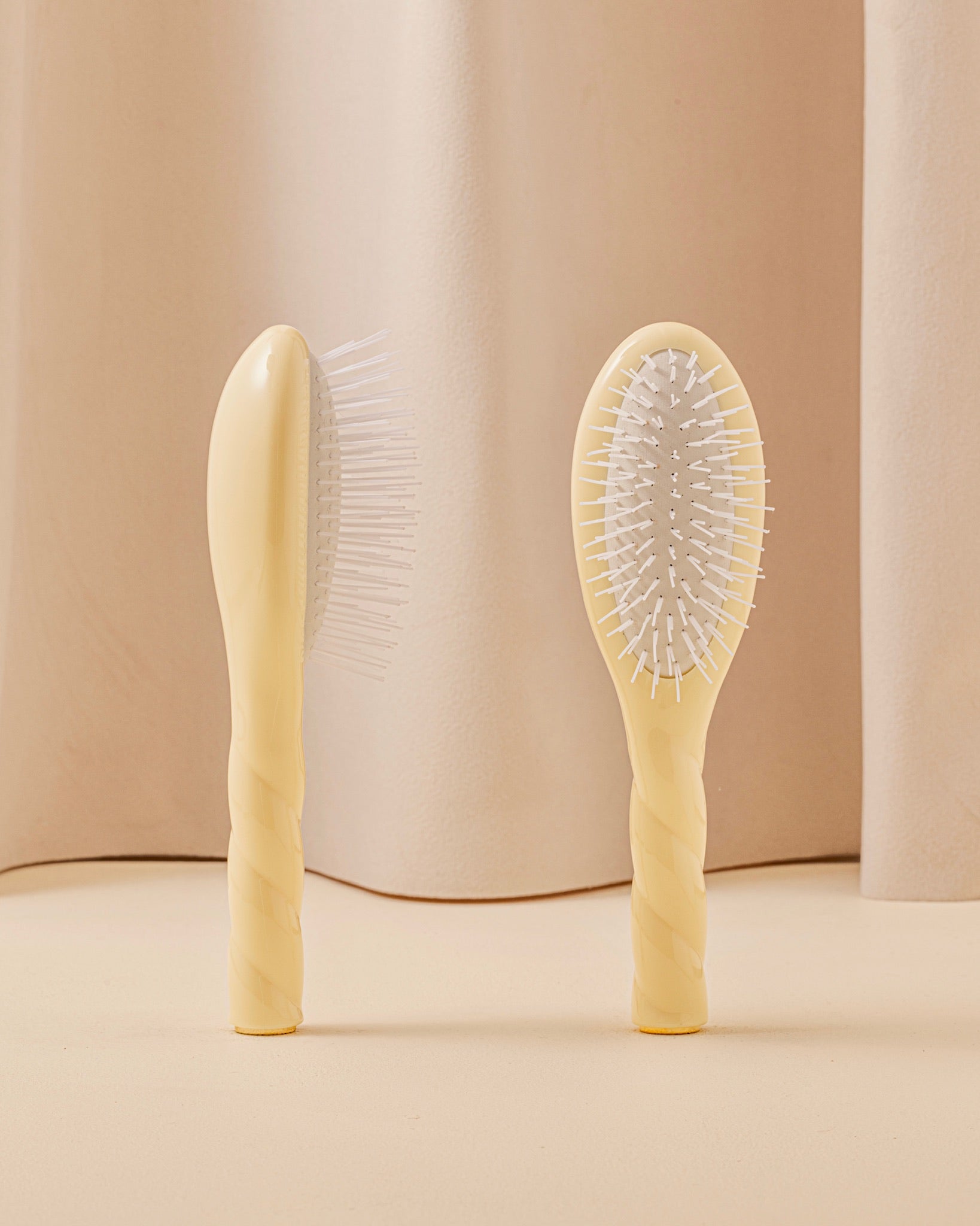 la-bonne-brosse-n-07-l-intense-petite-brosse-d-m-lante-stimulante-ivoire-cair image 1