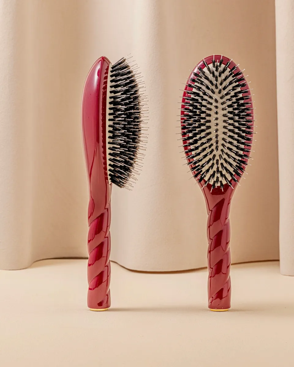la-bonne-brosse-n-02-la-brosse-d-m-lante-soin-l-indispensable-rouge-cerise-grand image 1