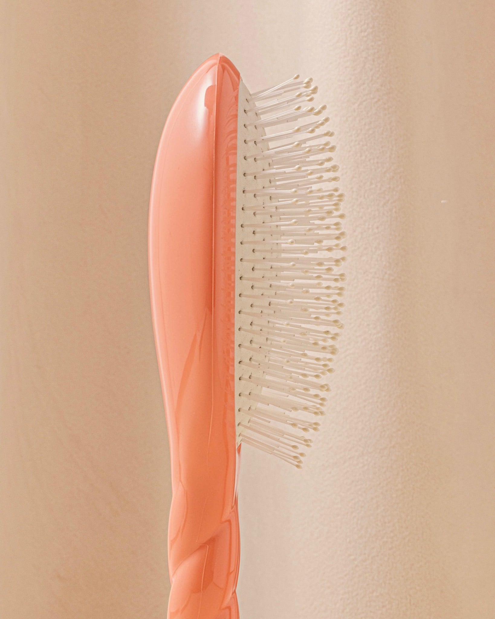 la-bonne-brosse-n-04-la-brosse-d-m-lante-massante-la-miracle-corail image 3