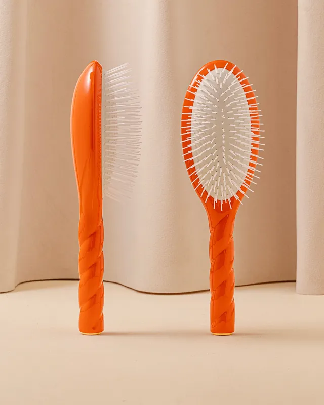 la-bonne-brosse-n-07-l-intense-brosse-d-m-lante-stimulante-grande-orange-seventi image 1