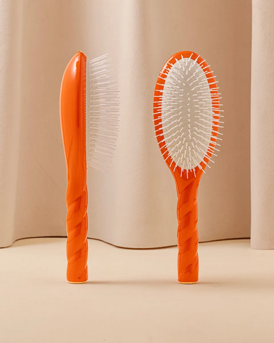 la-bonne-brosse-n-07-l-intense-brosse-d-m-lante-stimulante-grande-orange-seventi image 1
