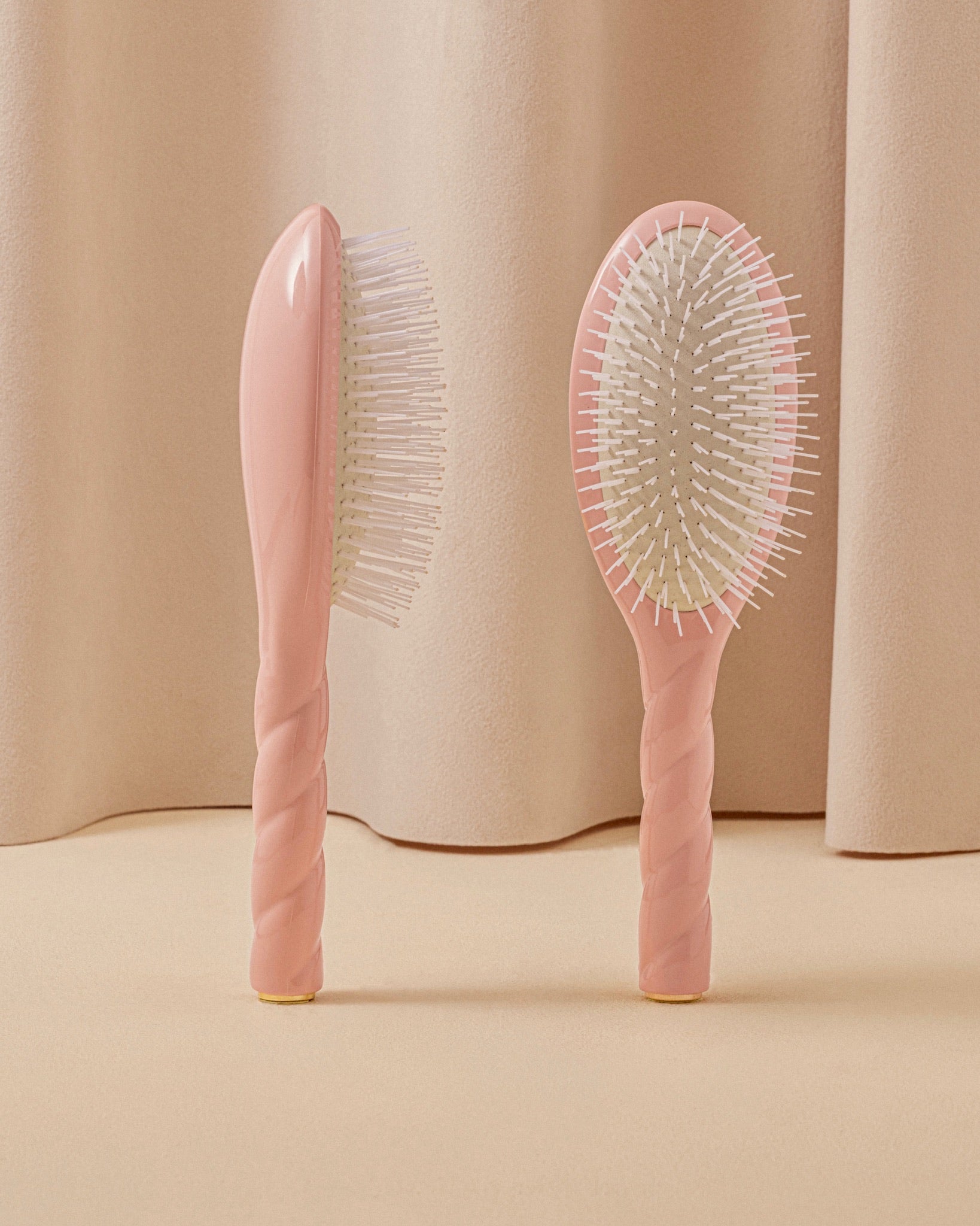 la-bonne-brosse-n-07-l-intense-brosse-d-m-lante-stimulante-grande-rose-poudr image 1