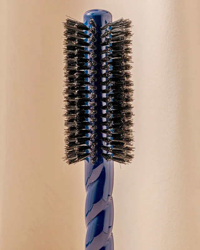 la-bonne-brosse-n-05-la-brosse-ronde-brushing-volume-style-bleu-myrtille image 1