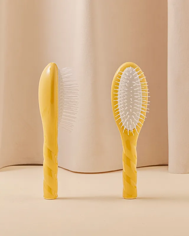 la-bonne-brosse-n-07-l-intense-petite-brosse-d-m-lante-stimulante-jaune-safran image 1