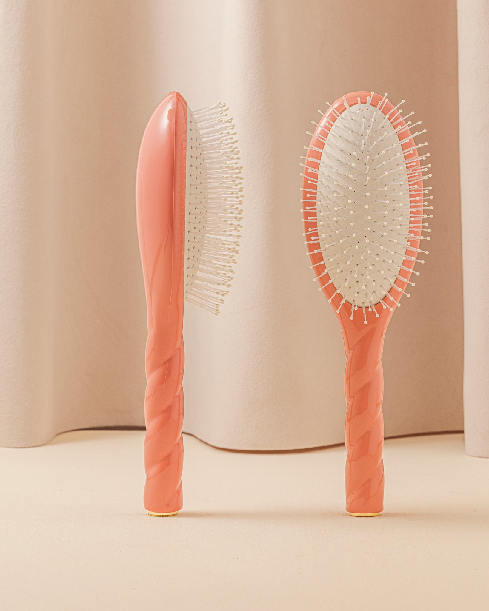 la-bonne-brosse-n-04-la-brosse-d-m-lante-massante-la-miracle-corail image 1
