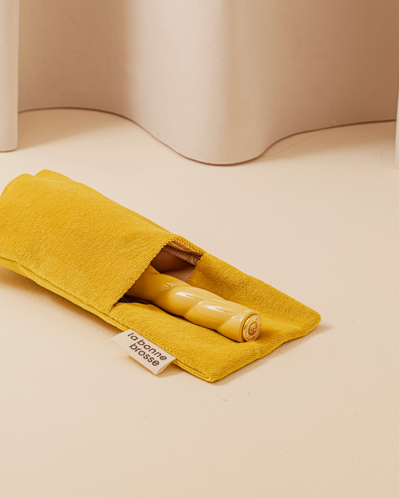 la-bonne-brosse-la-pochette-petite-brosse-jaune-safran image 3