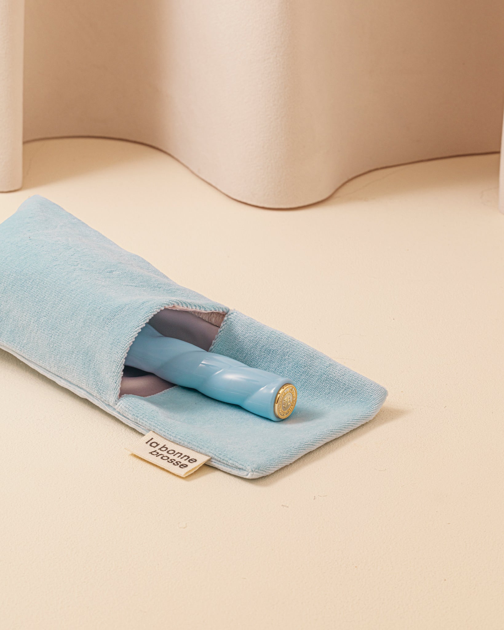 la-bonne-brosse-pochette-brosse-b-b-bleu-ciel-tui-velours-et-satin image 3