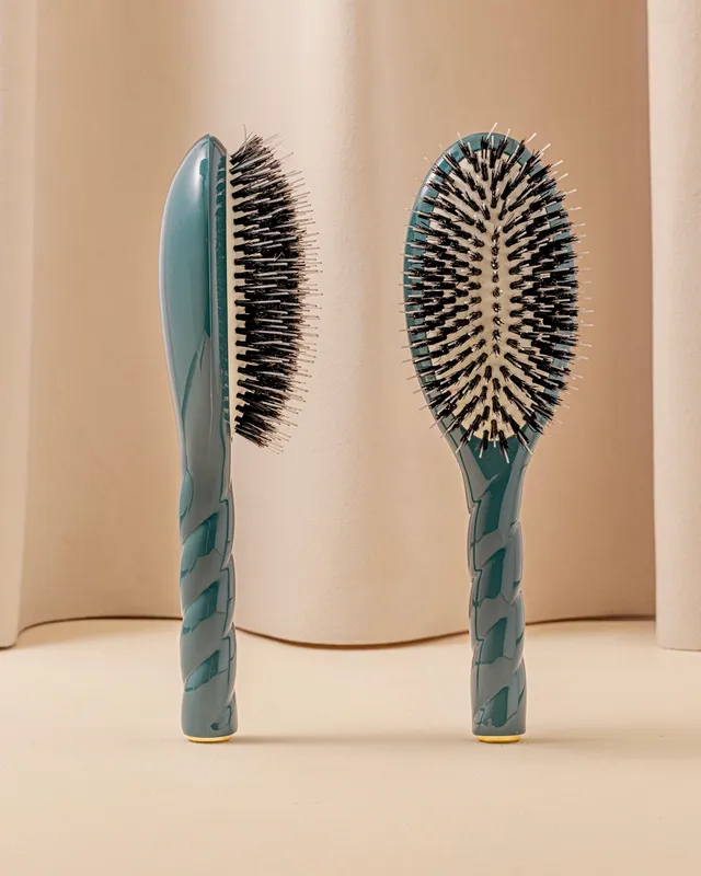 la-bonne-brosse-n-02-la-brosse-d-m-lante-soin-l-indispensable-bleu-encre-21-cm image 1