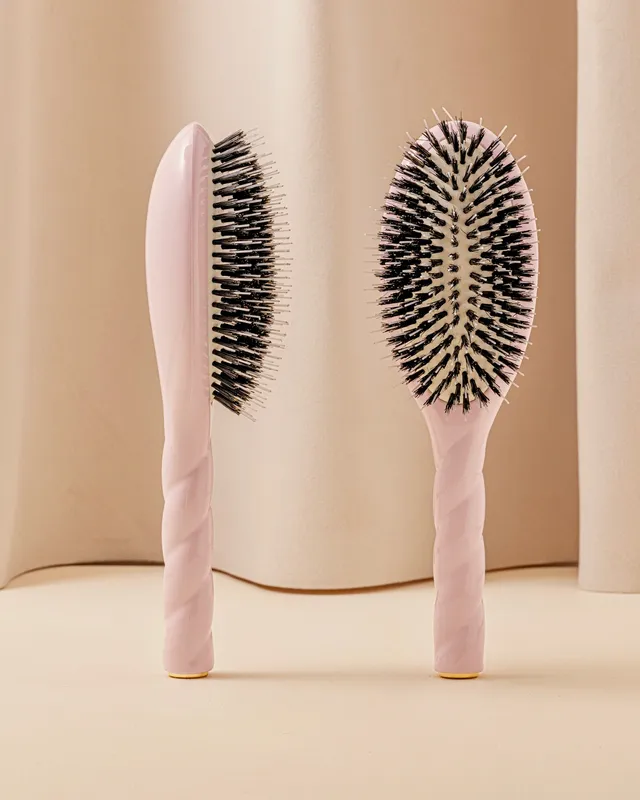 la-bonne-brosse-n-02-la-brosse-d-m-lante-soin-l-indispensable-grande-rose-lilas image 1