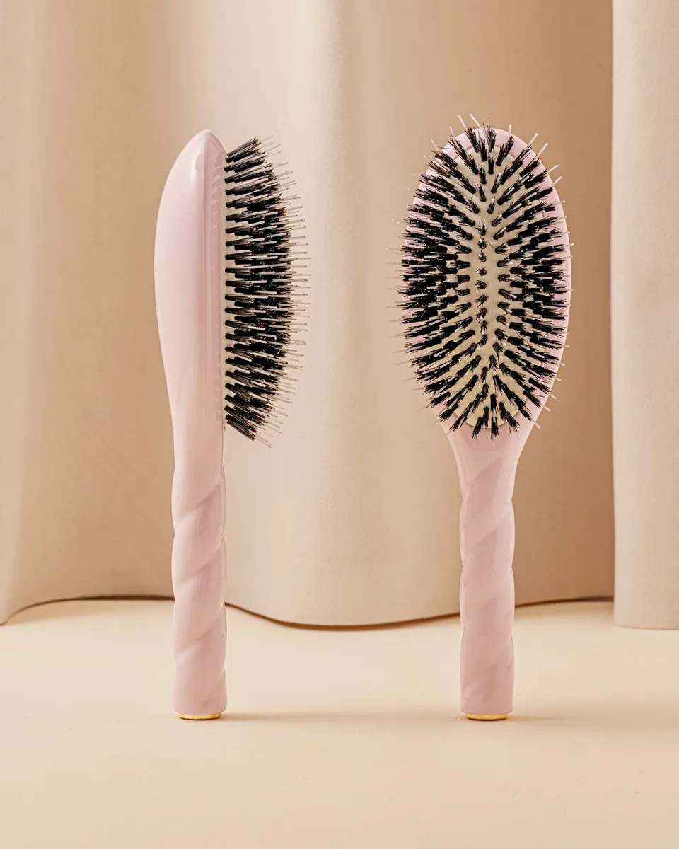 la-bonne-brosse-n-02-la-brosse-d-m-lante-soin-l-indispensable-grande-rose-lilas image 1