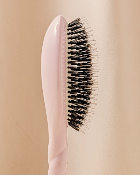 la-bonne-brosse-n-02-la-brosse-d-m-lante-soin-l-indispensable-grande-rose-lilas image 3