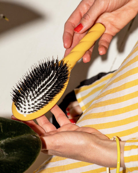 la-bonne-brosse-n-02-la-brosse-d-m-lante-soin-l-indispensable-jaune-safran-grand image 2