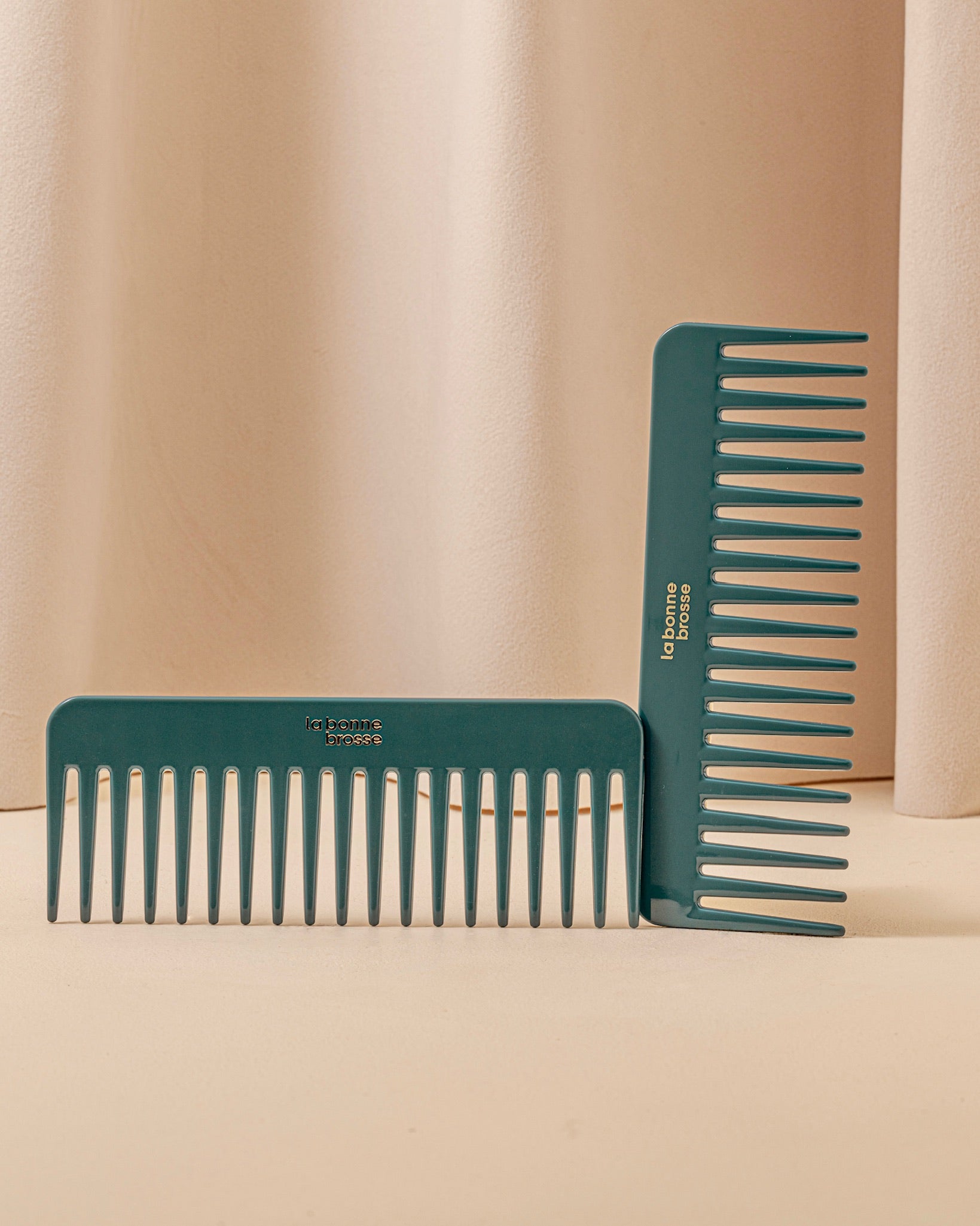 la-bonne-brosse-le-peigne-large-d-m-lant-en-ac-tate-bleu-encre-160x60x3-mm image 1