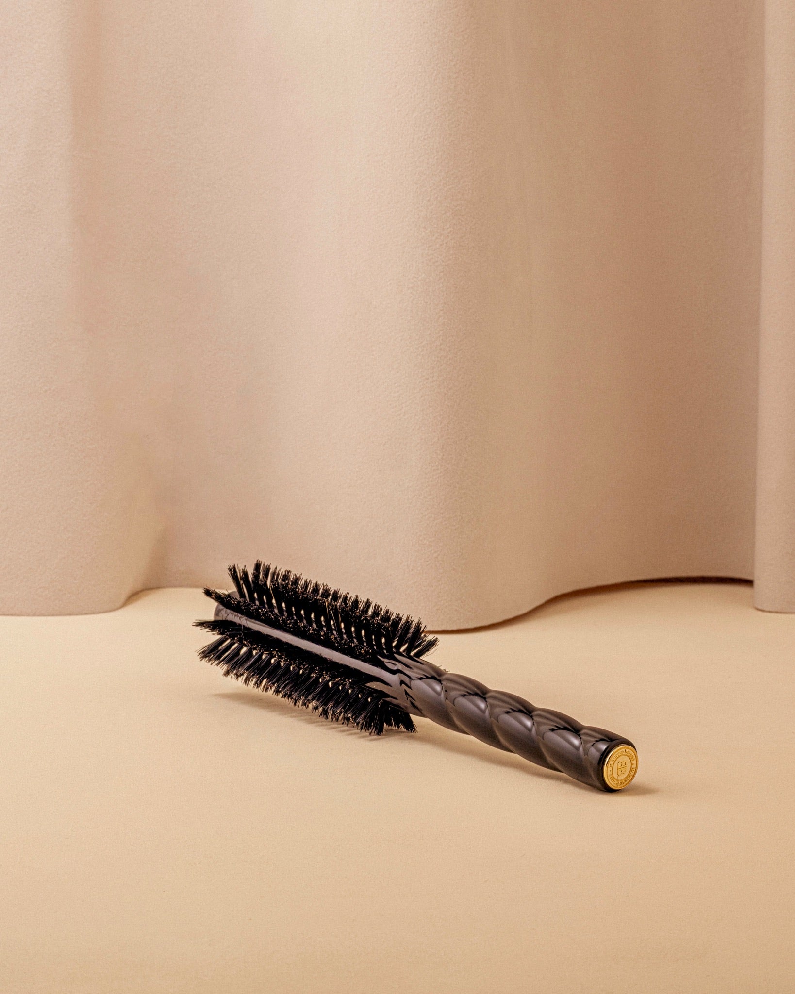 la-bonne-brosse-n-05-la-brosse-ronde-brushing-volume-style-noir-dition-black image 4