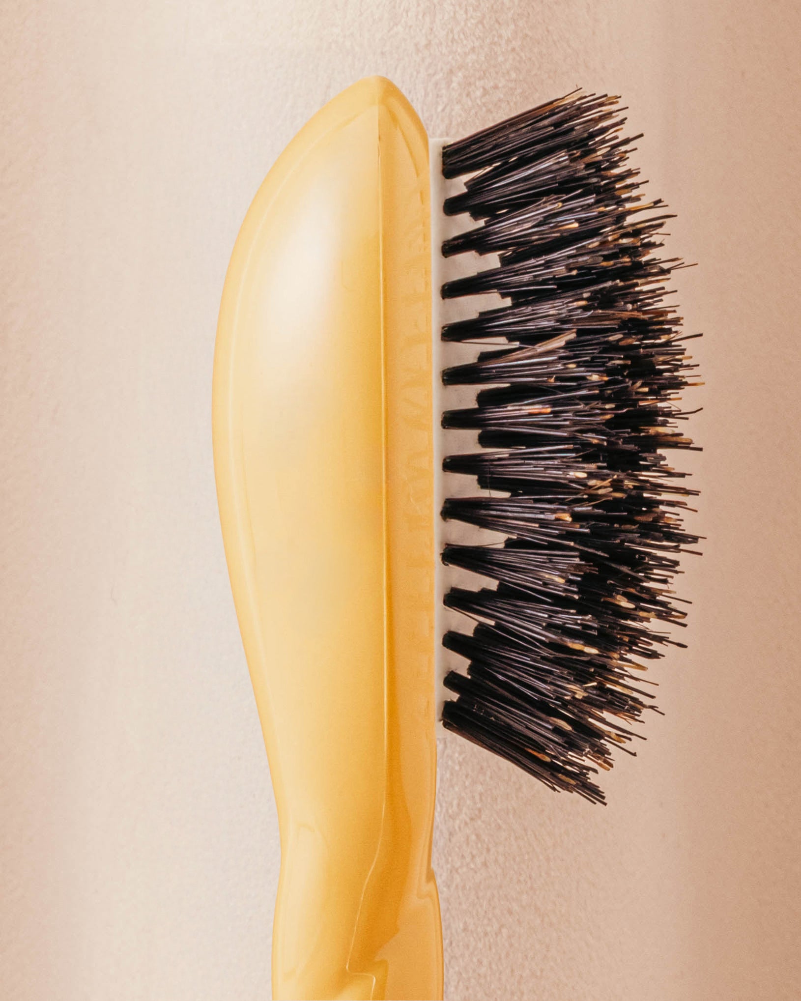 la-bonne-brosse-n-01-la-micro-brosse-brillance-soin-l-universelle-jaune-safran-b image 3