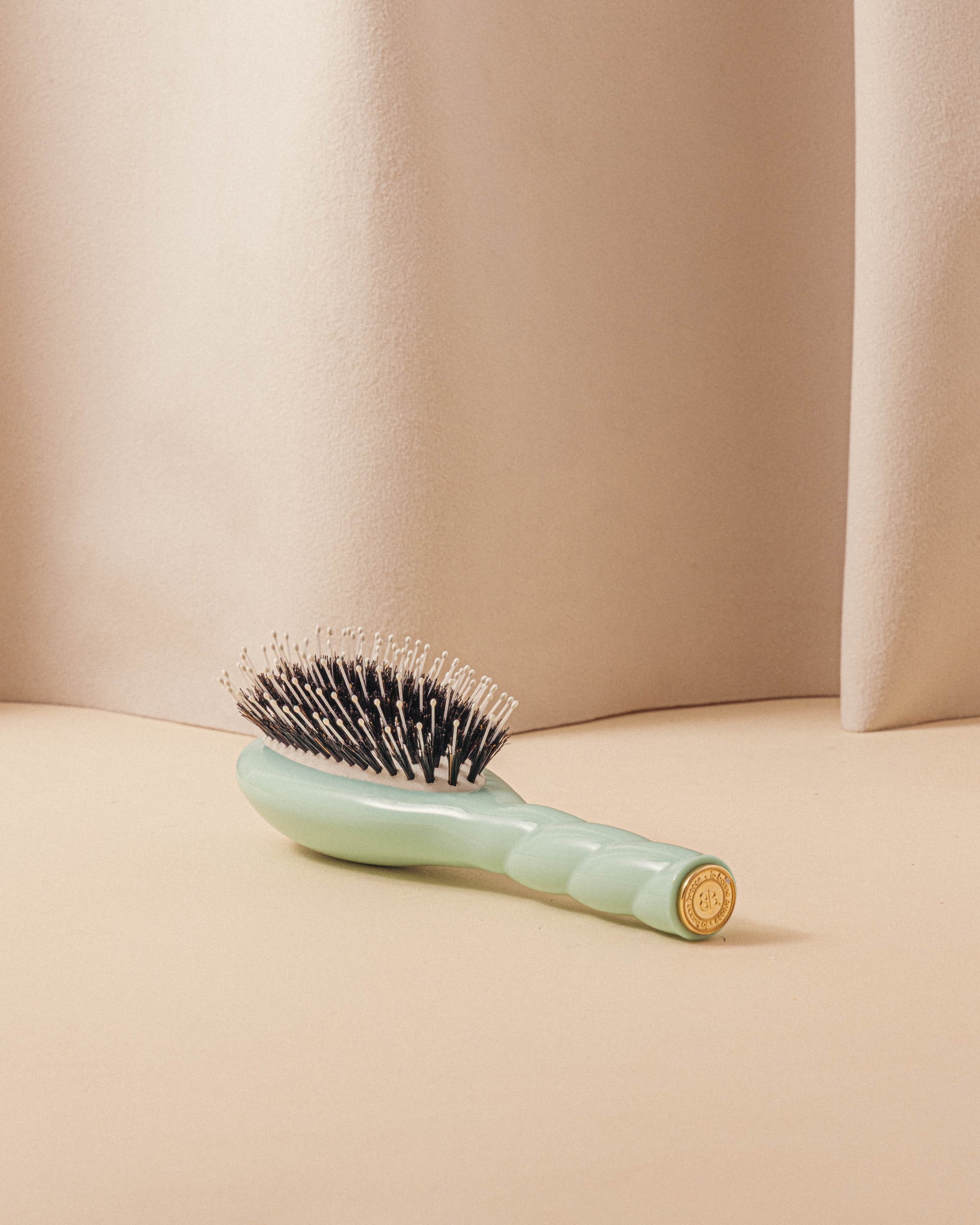 la-bonne-brosse-n-03-l-indispensable-douceur-petite-brosse-cuir-chevelu-sensible-5 image 5