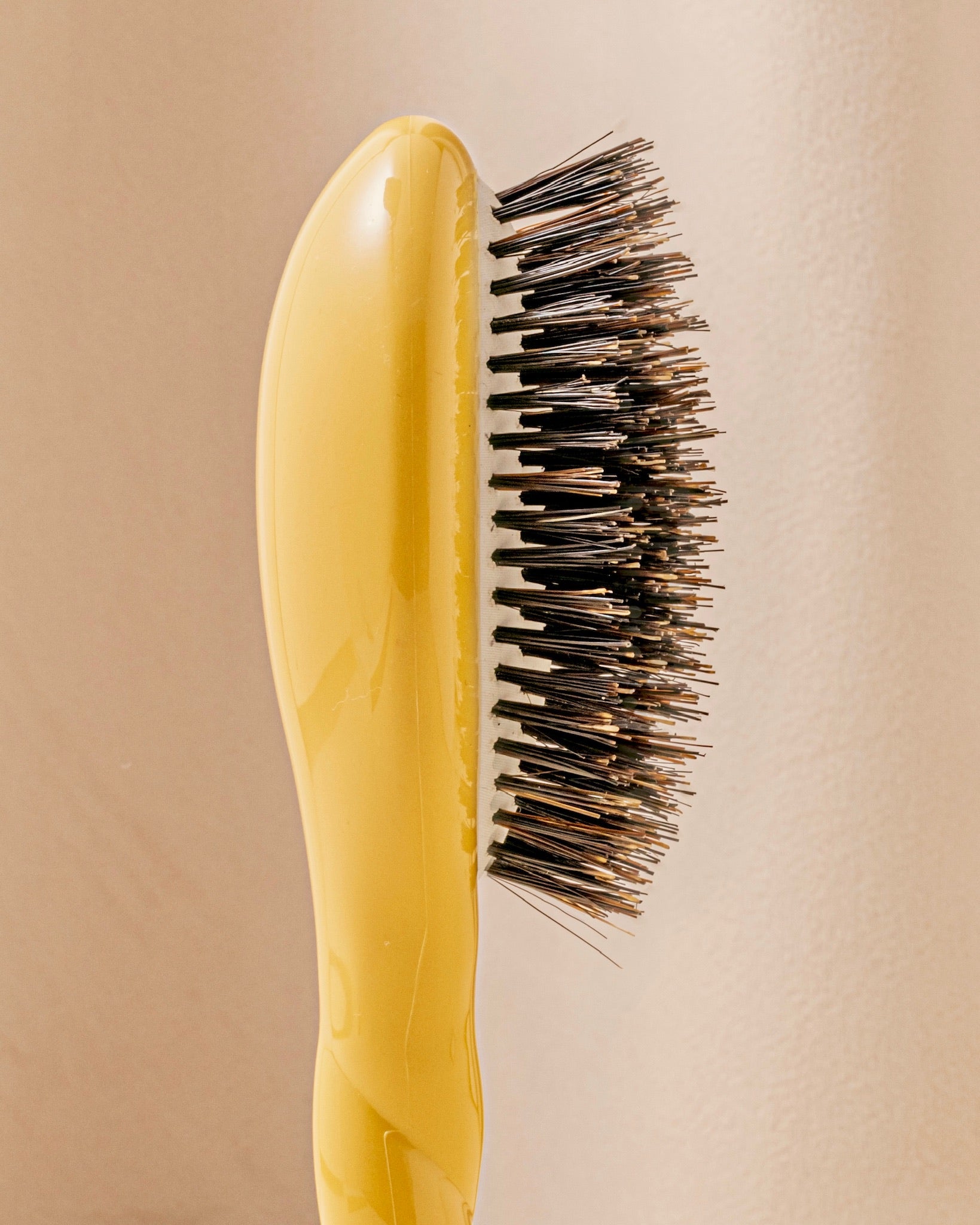 la-bonne-brosse-n-01-la-petite-brosse-brillance-soin-l-universelle-jaune-safran image 3