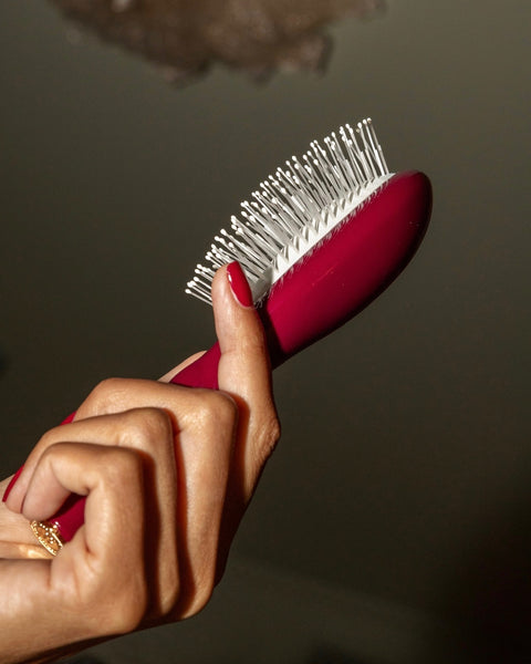 la-bonne-brosse-n-04-la-miracle-petite-brosse-d-m-lante-massante-rouge-cerise image 2