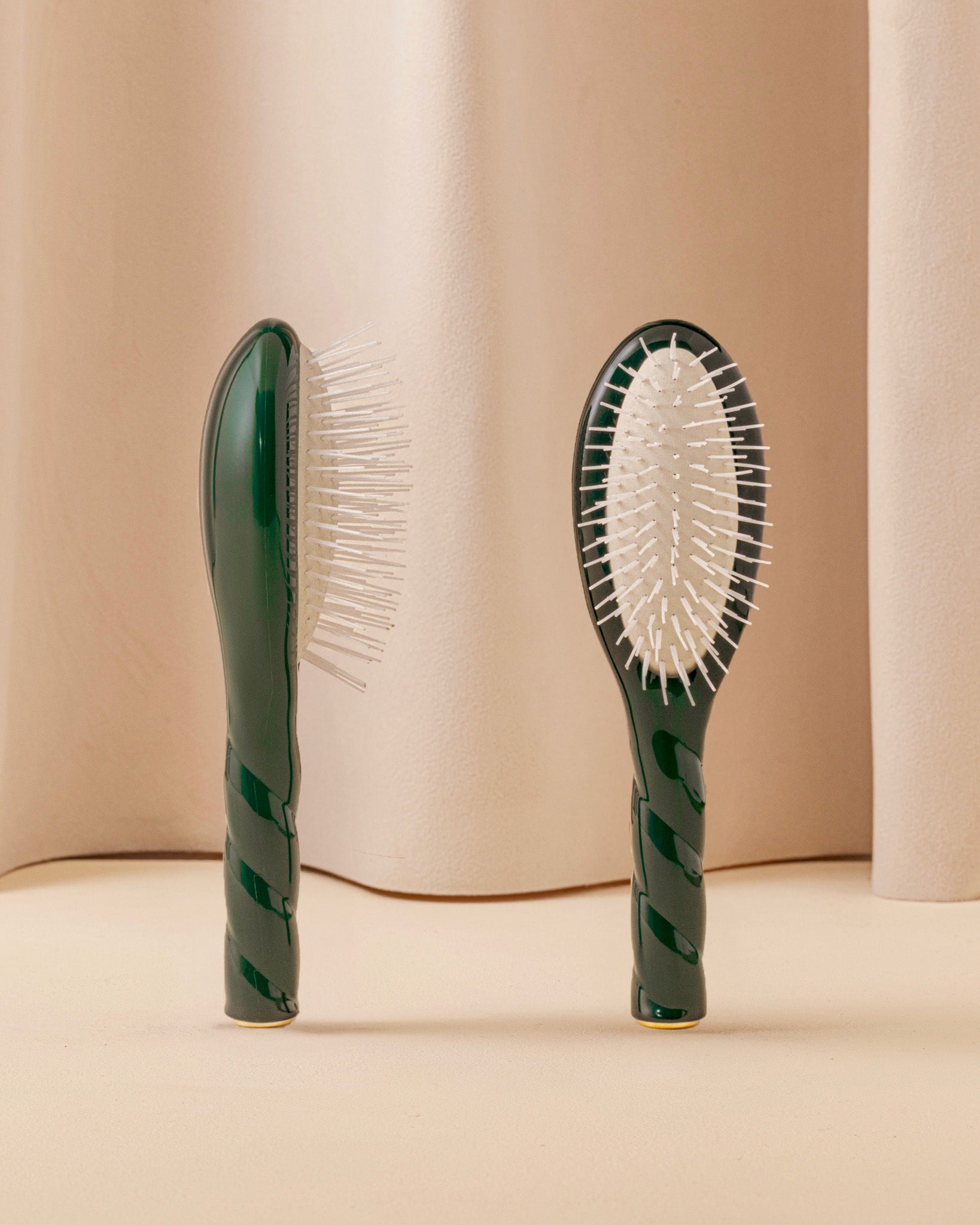 la-bonne-brosse-n-07-l-intense-brosse-d-m-lante-stimulante-petite-vert-emeraude image 1