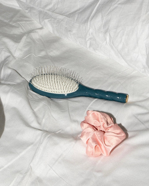 la-bonne-brosse-n-04-la-miracle-brosse-d-m-lante-massante-bleu-encre image 2