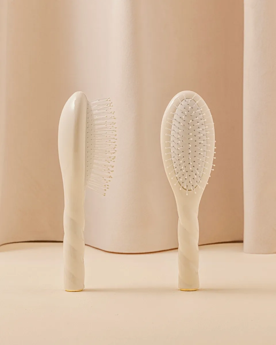 la-bonne-brosse-n-04-la-miracle-petite-brosse-d-m-lante-massante-blanc-cr-me image 1