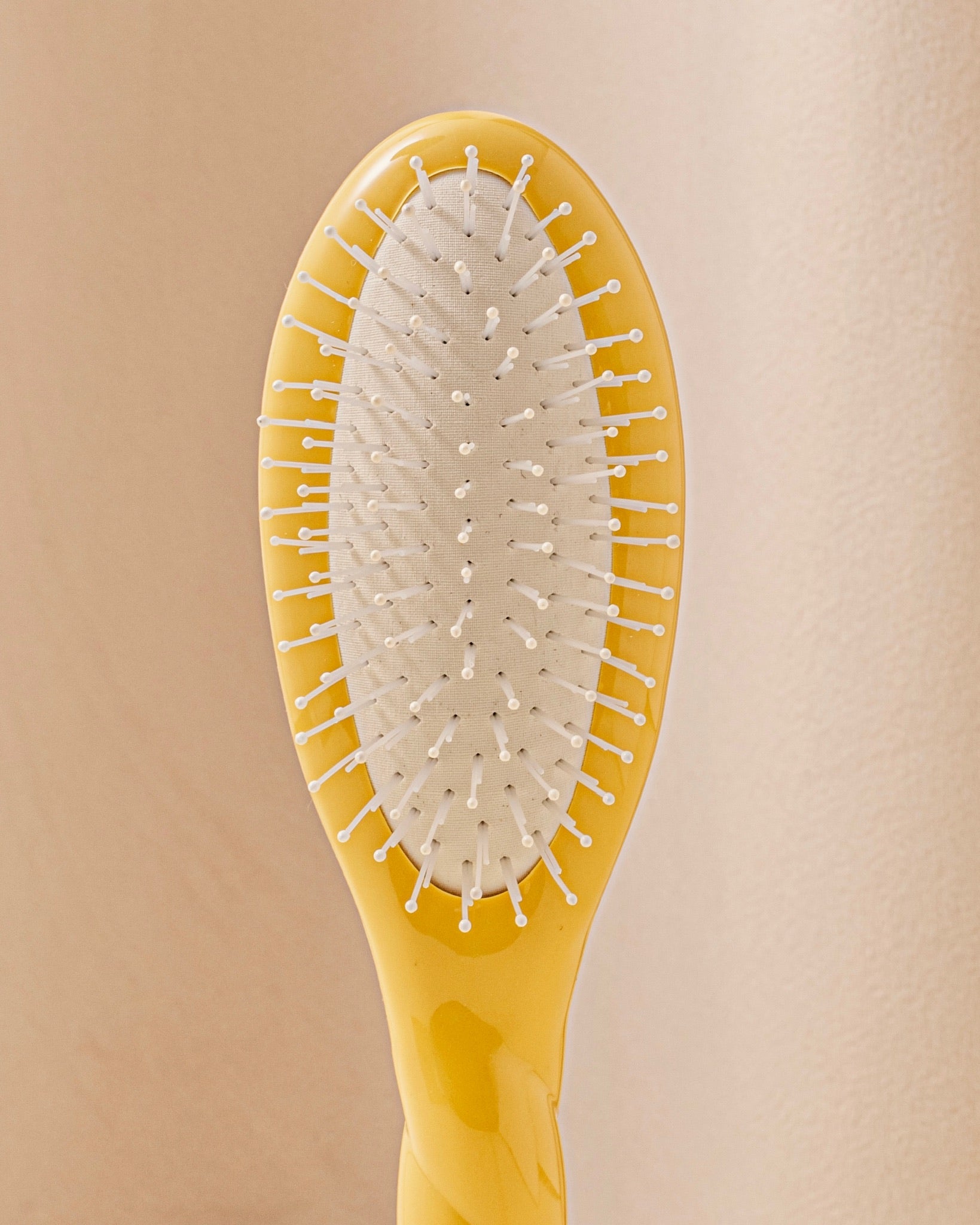 la-bonne-brosse-n-04-la-petite-brosse-d-m-lante-massante-la-miracle-jaune-safran image 4