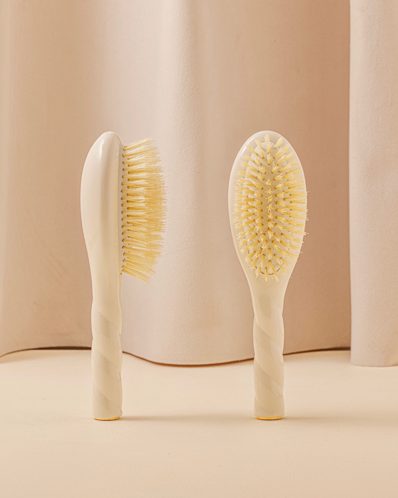 la-bonne-brosse-n-06-ma-premi-re-brosse-b-b-brosse-cheveux-b-b-blanc-cr-me image 1