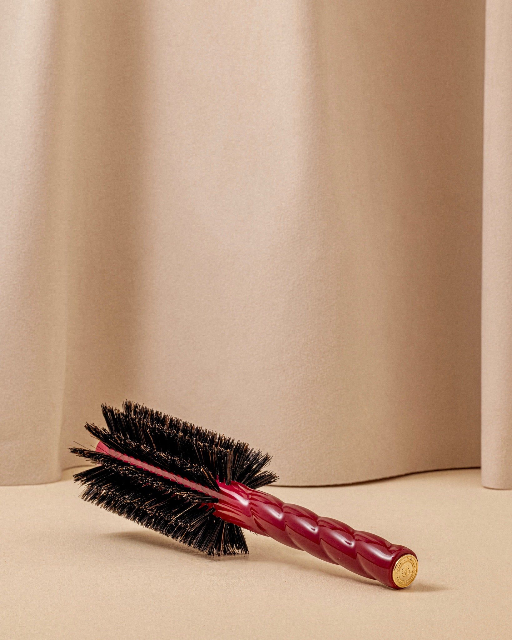 la-bonne-brosse-n-08-rouge-cerise-brosse-ronde-brushing-longueur-mouvement image 3