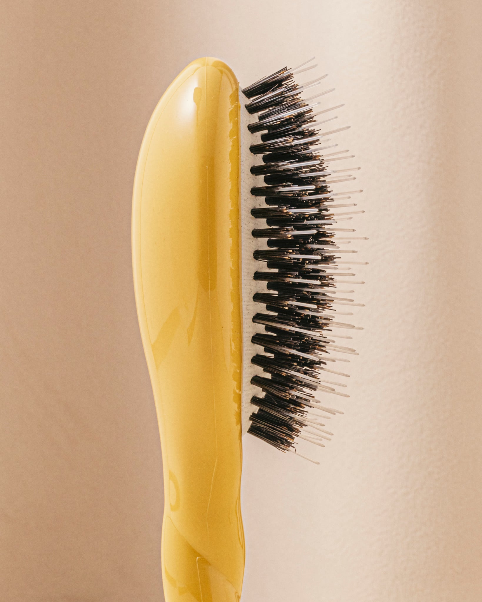 la-bonne-brosse-n-02-la-petite-brosse-d-m-lante-soin-l-indispensable-jaune-safra image 4